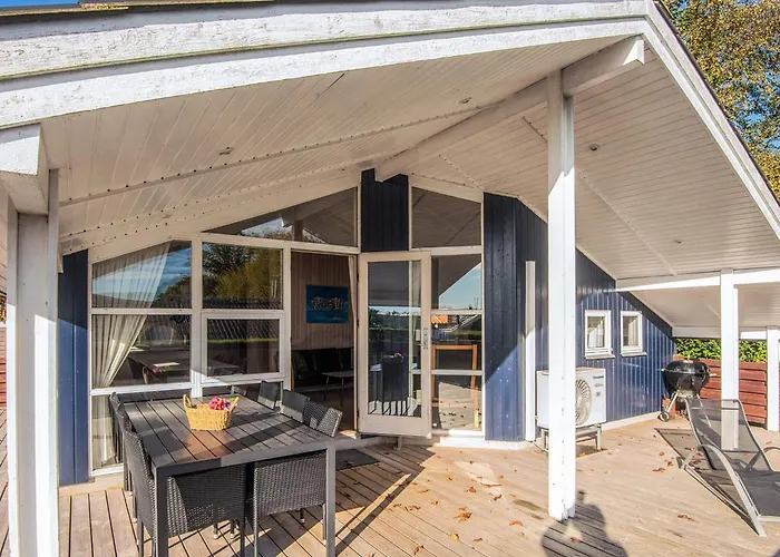 בית נופש Seaside Haven With Open Terrace